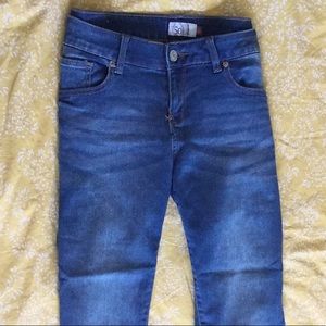 DENIM CROPPED JEAN CAPRI w/ front and back pockets